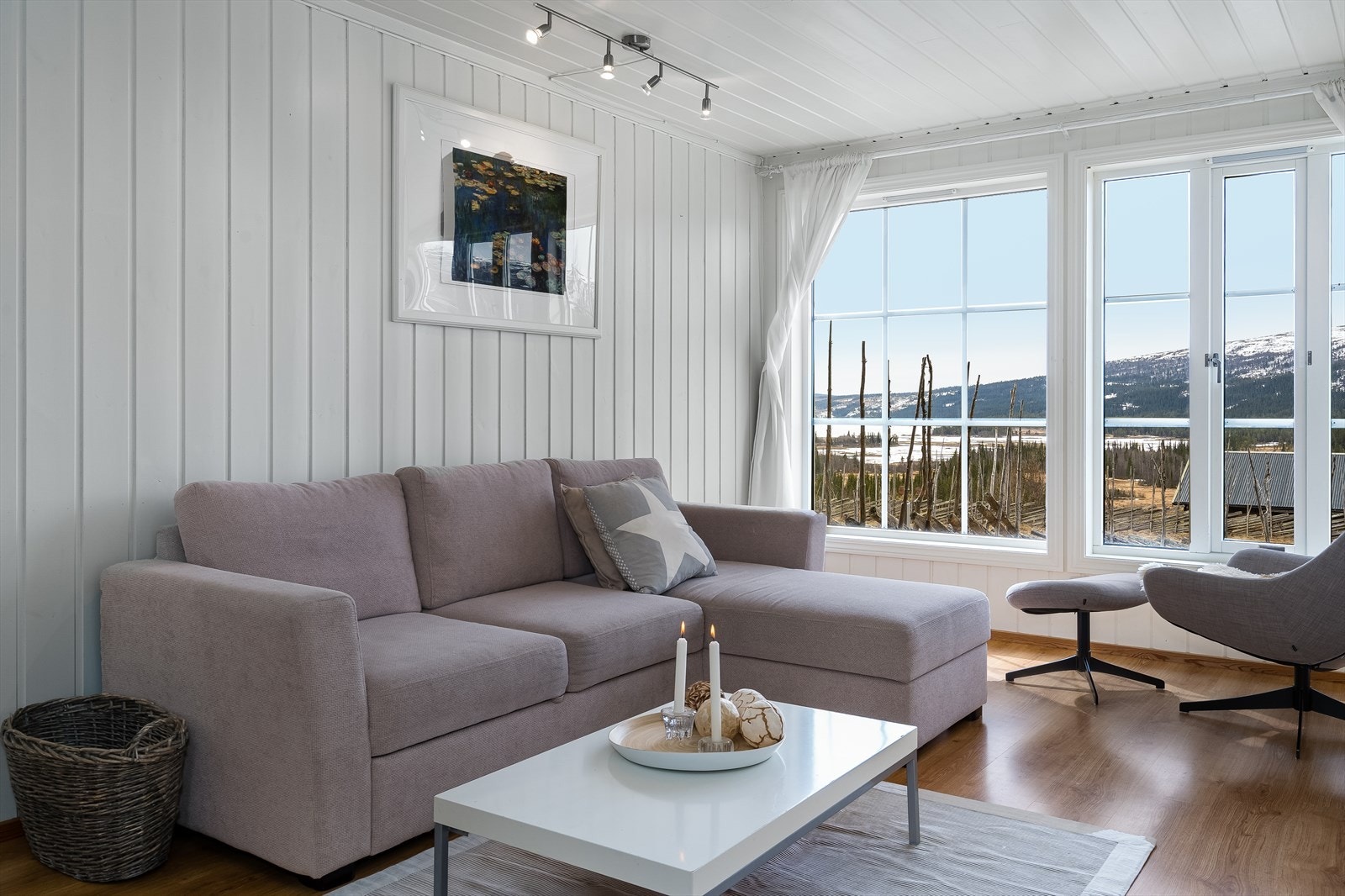 Lys og god atmosfære i stuen. Galleribilde