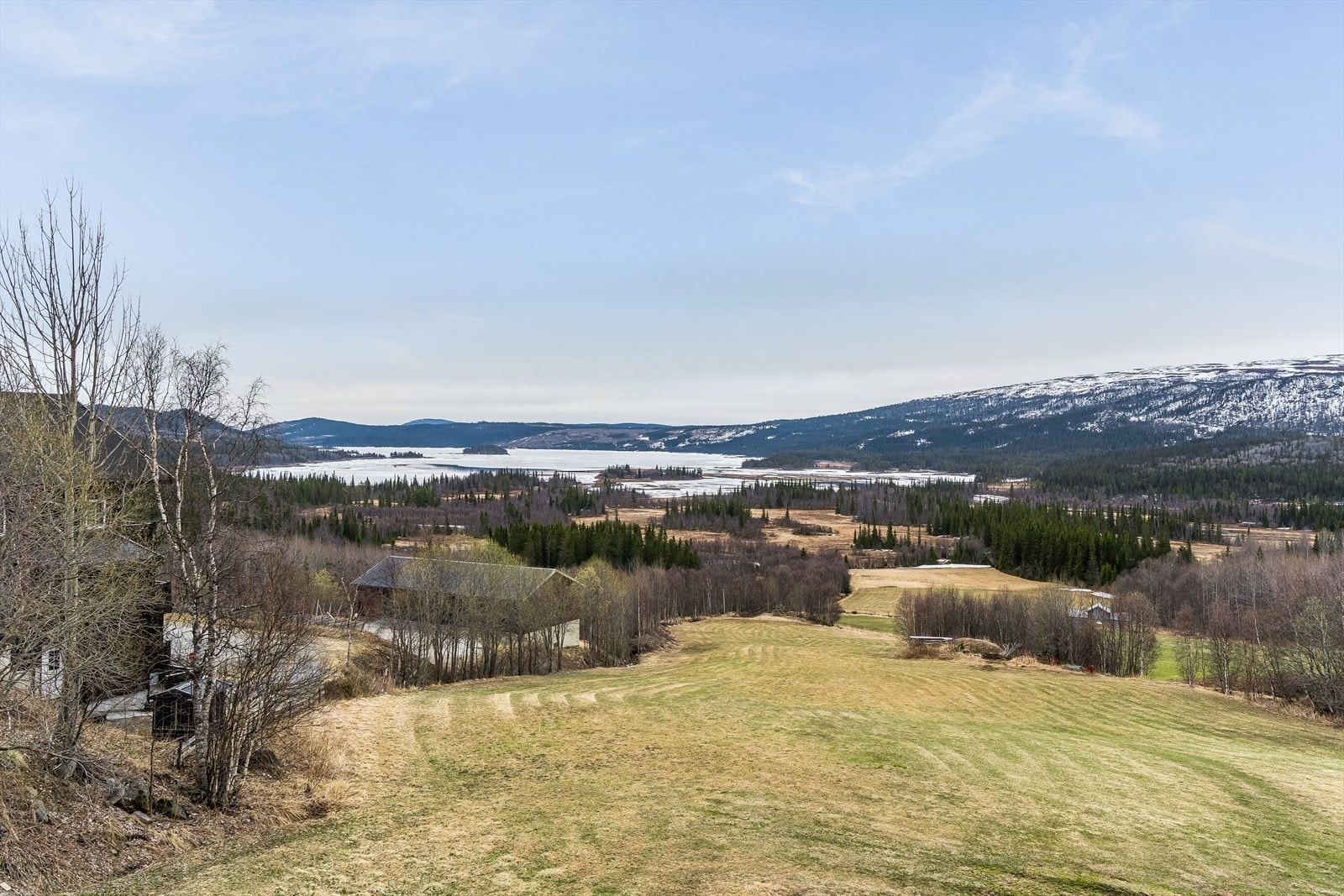 Det er kort avstand til alpinbakkene på Beitostølen og Raudalen, samt milevis med langrennsløyper og turterreng i umiddelbar nærhet. Galleribilde