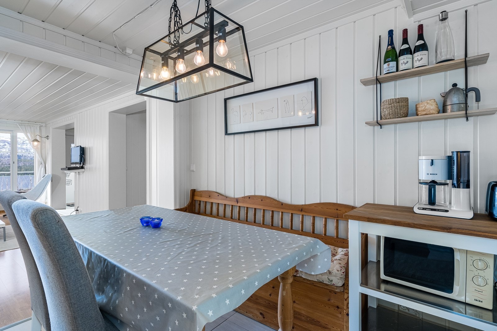 Kjøkken med plass for spisegruppe. Galleribilde