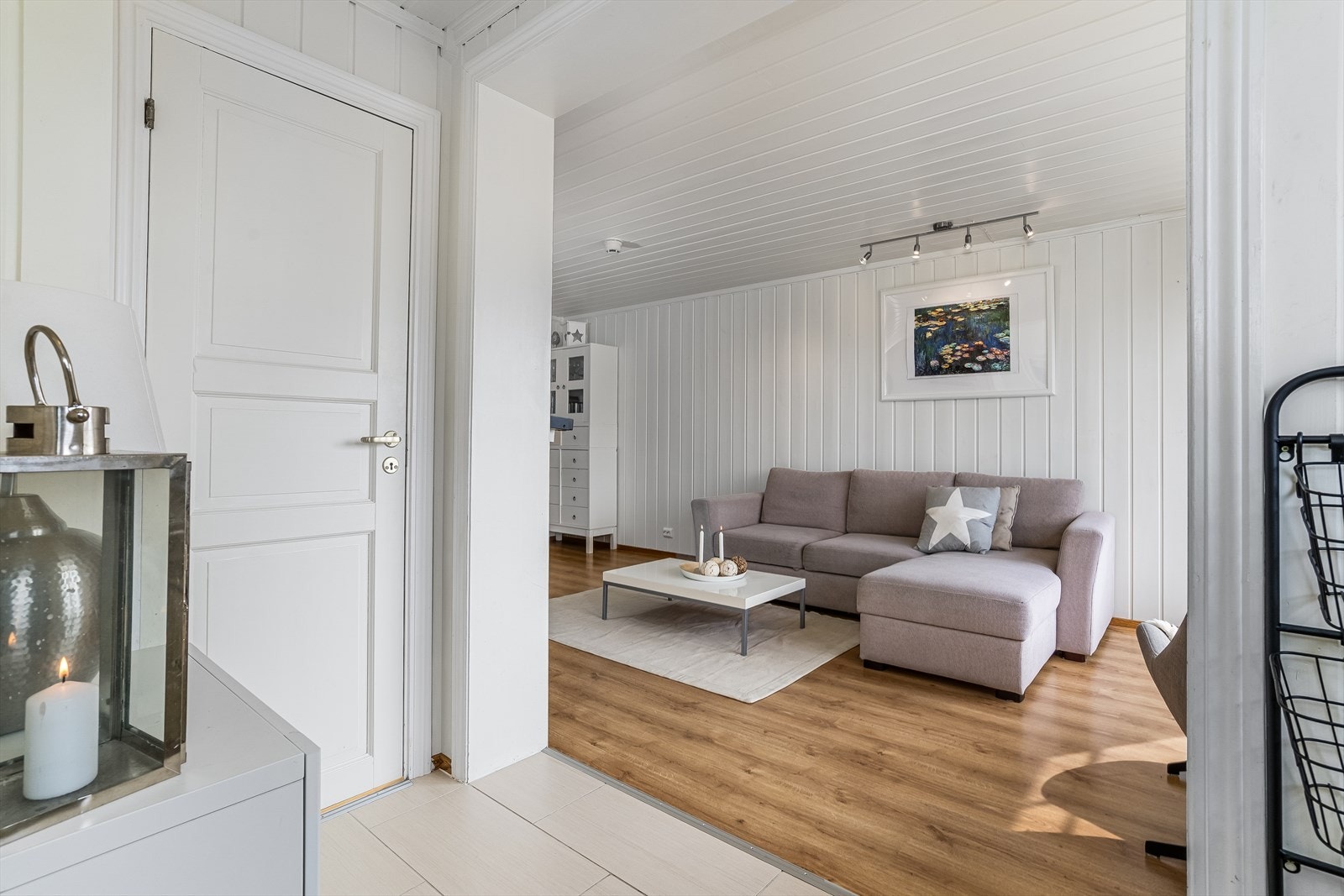 Fra entré mot stue. Fra entreen er det tilgang til soverom og bod. Galleribilde