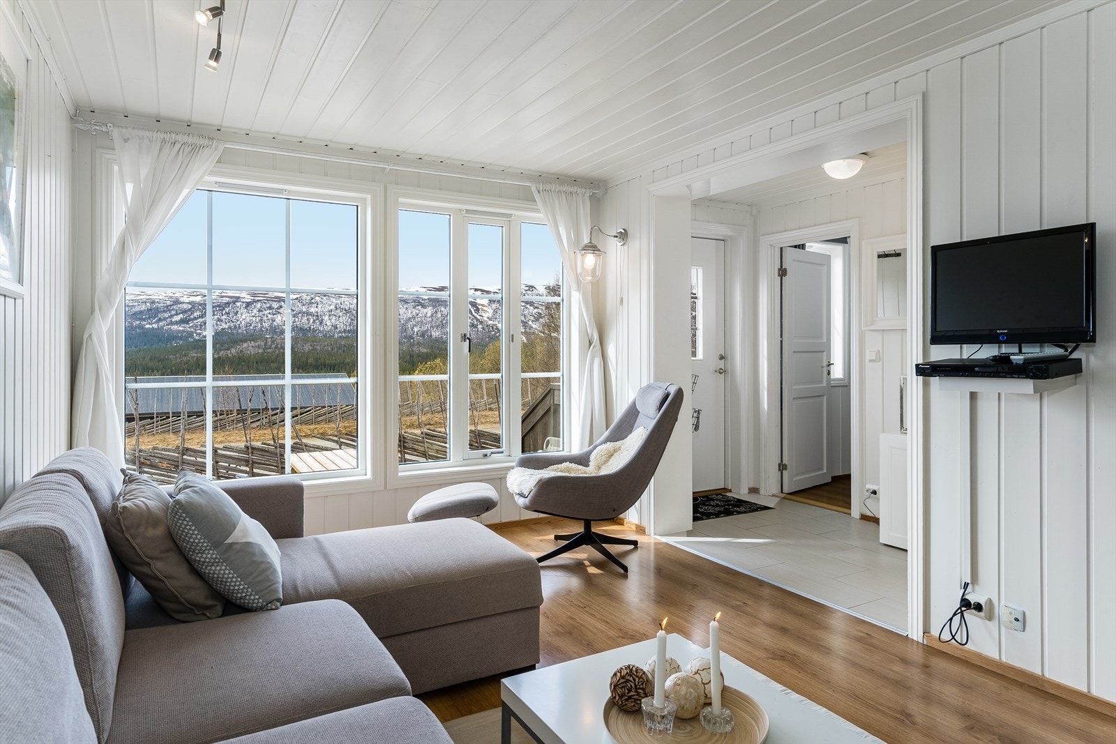 De store vinduene slipper inn godt med naturlig lys sammen med den flotte utsikten. Galleribilde
