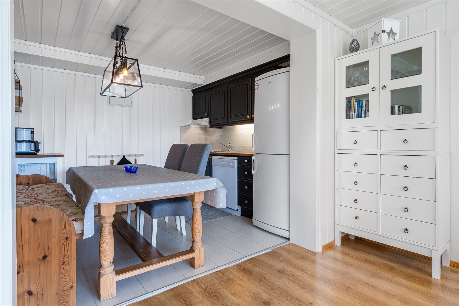 Kjøkken ligger i dels åpen løsning med stue. Galleribilde