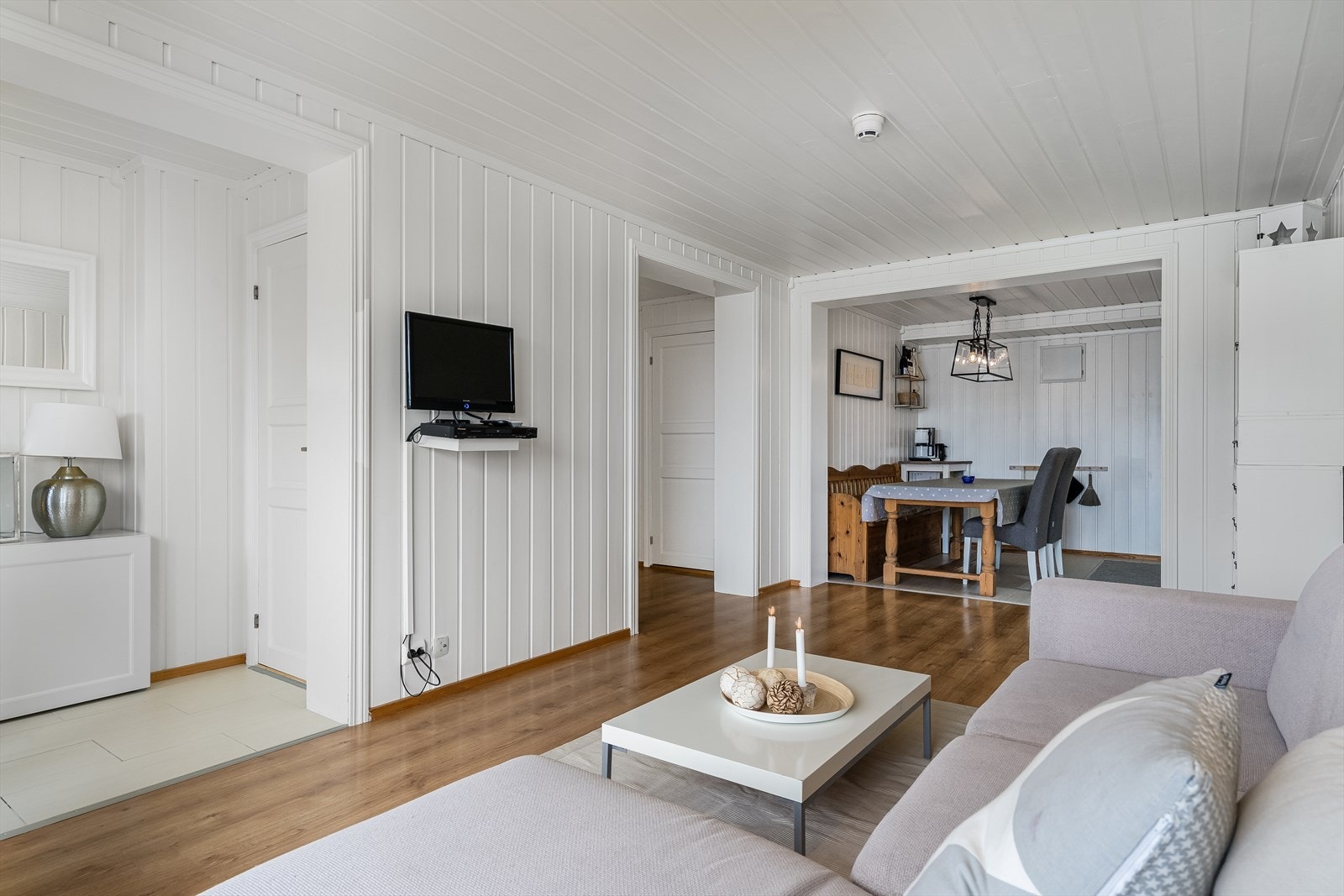 Plass for salong, og spisegruppe i tilknytning kjøkkenet. Galleribilde