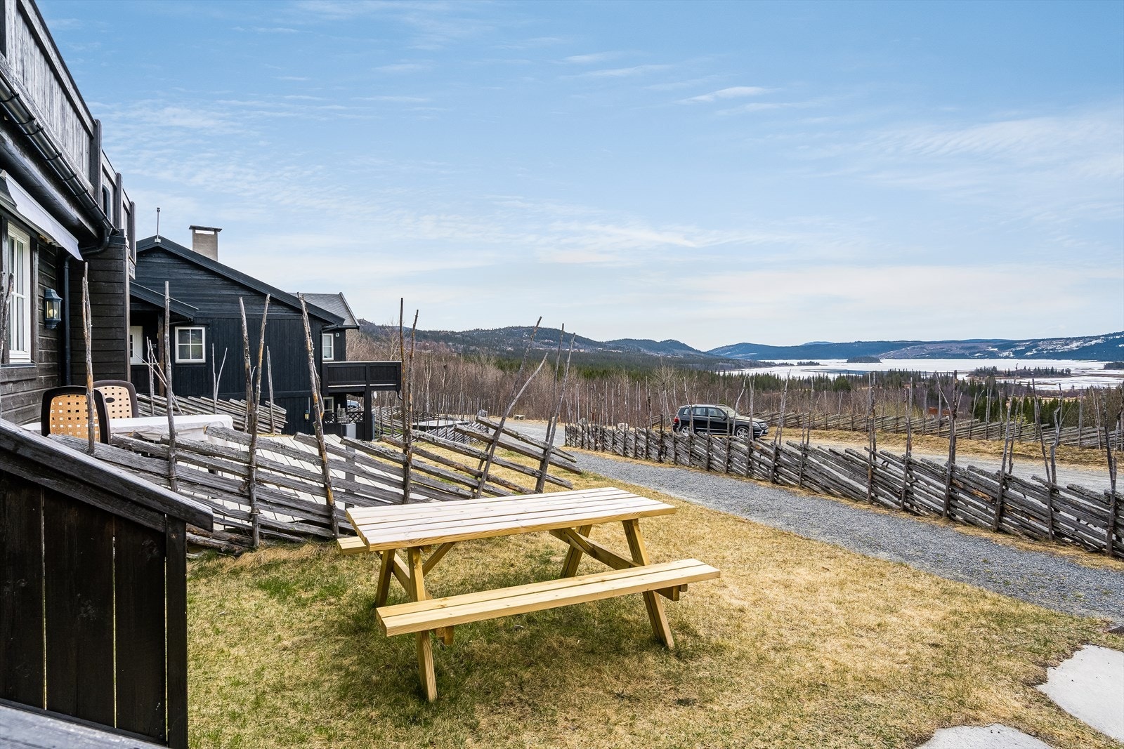 Det er fint turterreng sommer som vinter i umiddelbar nærhet, og gode fritidstilbud med bla. kort avstand til preparerte skiløyper tilknyttet stort løypenett. Galleribilde