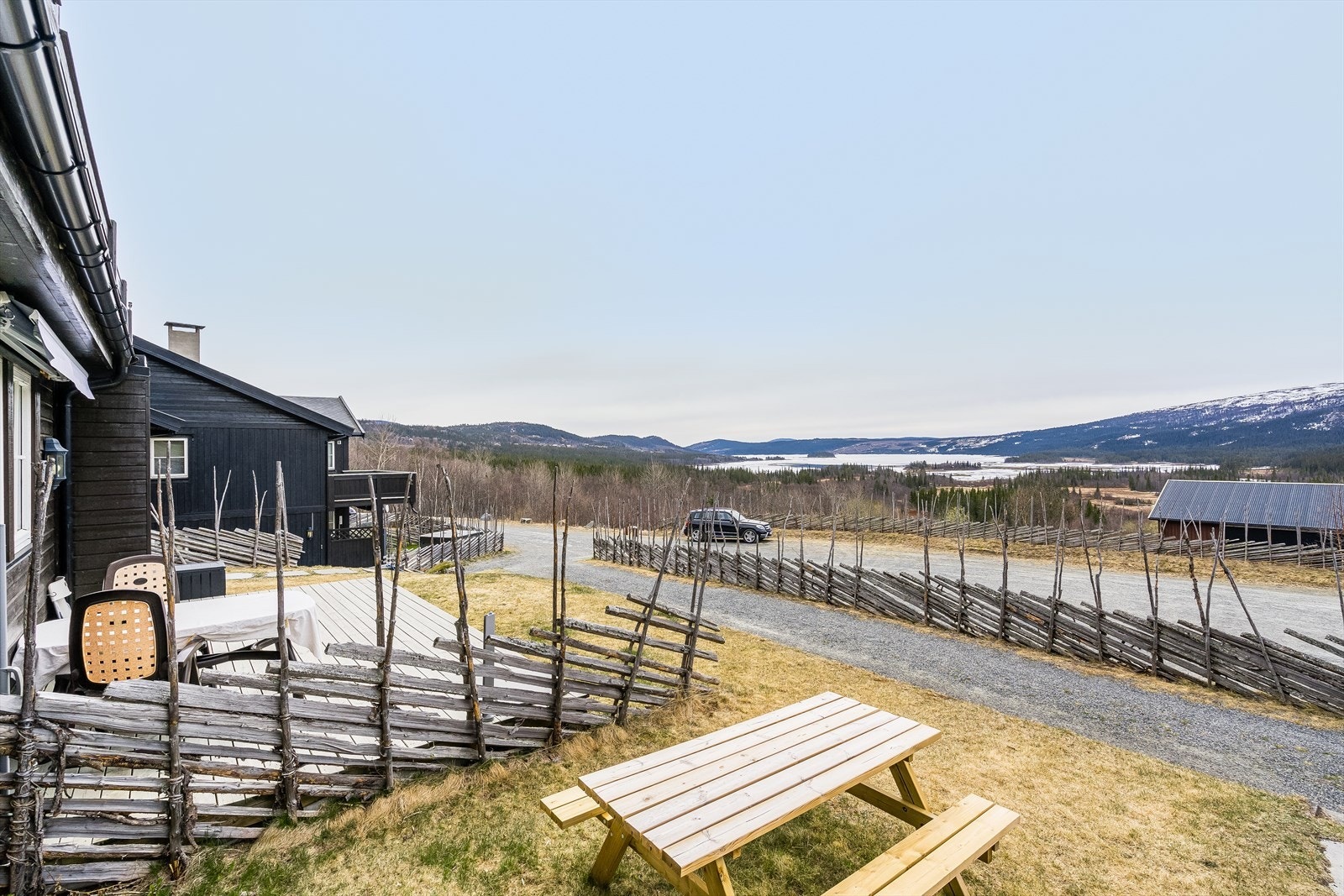 Fra eiendommen er det flott utsikt mot bl.a Øyangen, Slettefjell, Raudalen og Mugnetind. Galleribilde