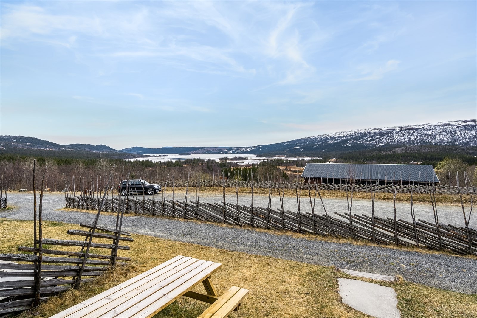 Leiligheten er beliggende med gode solforhold i et stille og rolig område. Galleribilde