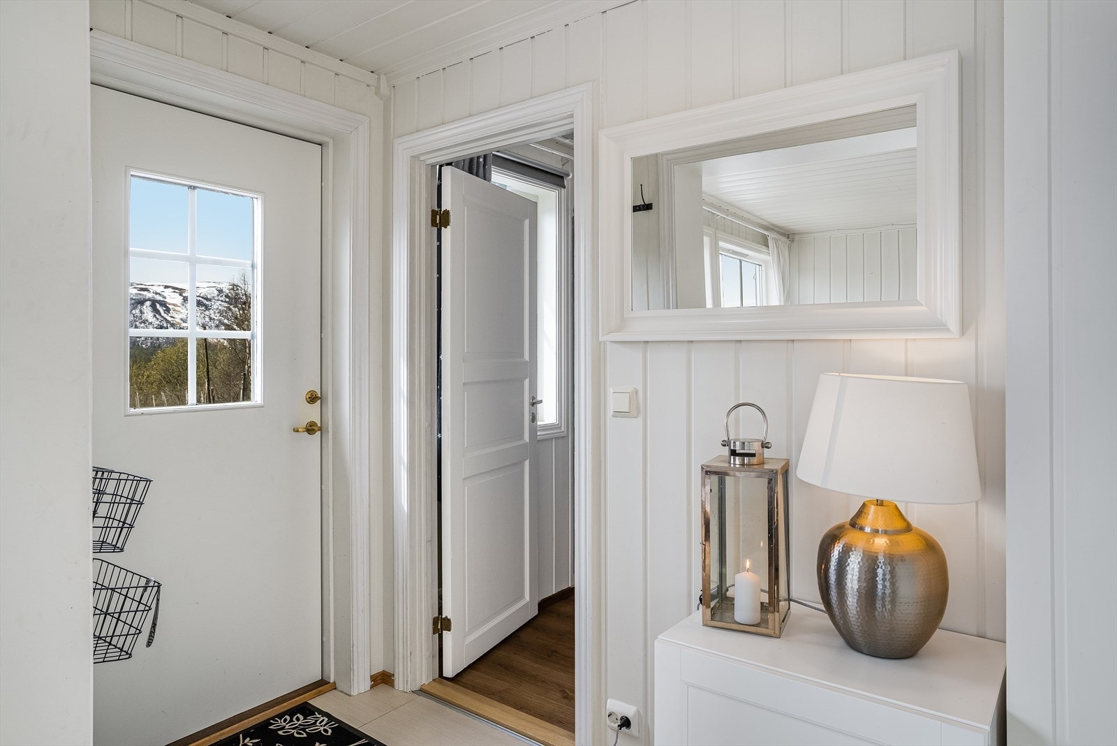 Velkommen inn! I entreen er det plass for å henge fra seg yttertøyet. Galleribilde
