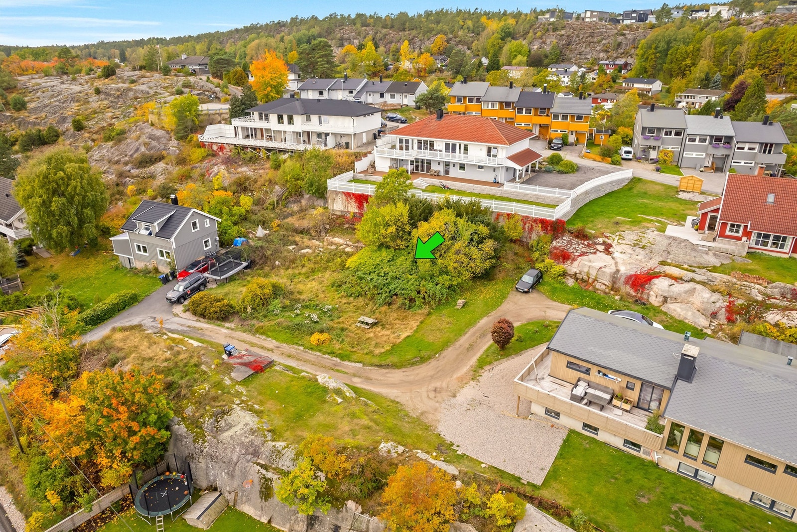 Eldre boligbebyggelse som opprinnelig var oppført på tomten er revet i senere år. Galleribilde