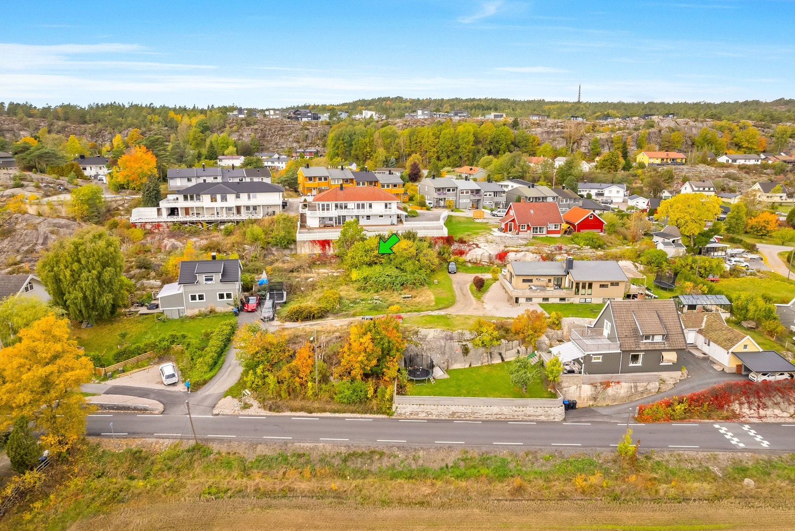 Tomtens areal er på ca 680 kvm. Tomtens plassering er både tilbaketrukket og elevert fra Gamle Ålevei. Galleribilde
