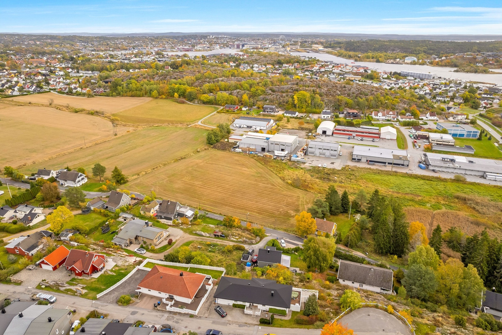 Dagligvareforretninger er lett tilgjengelig i Ålekilen, få hundre meter unna tomten. Galleribilde
