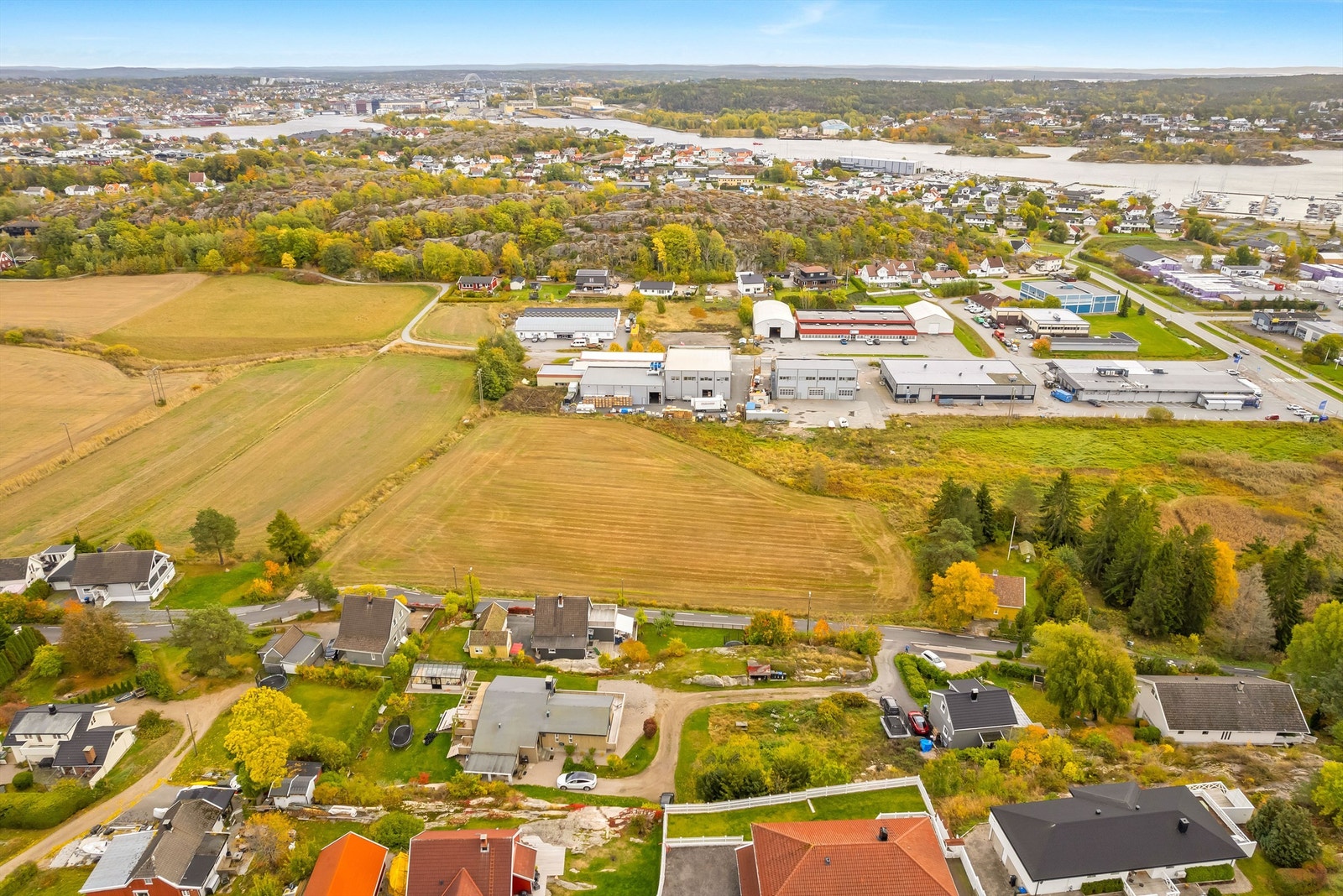 Tomten inngår i det ellers veletablerte boligområdet Volleberget. Galleribilde