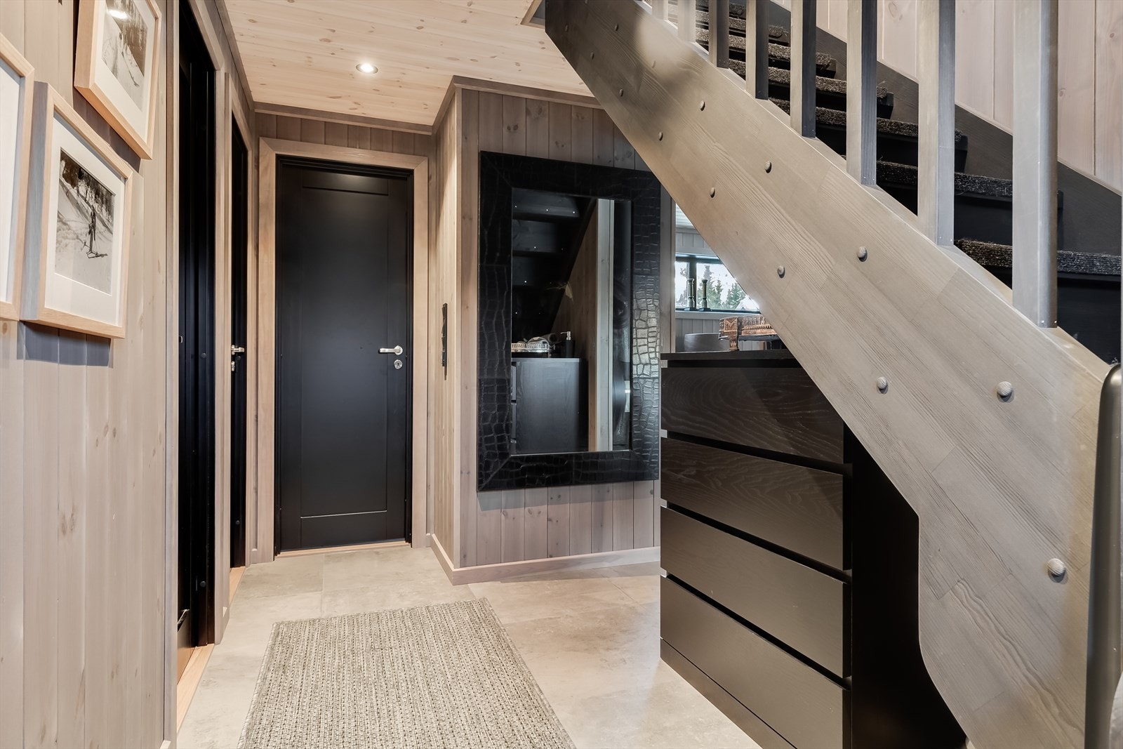 Entré med flislagt gulv med varme. Galleribilde