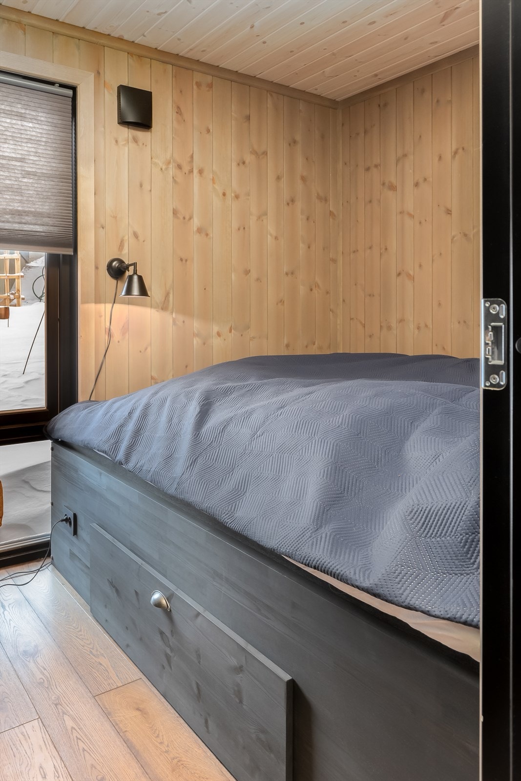 Soverom med plassbygd seng. Galleribilde