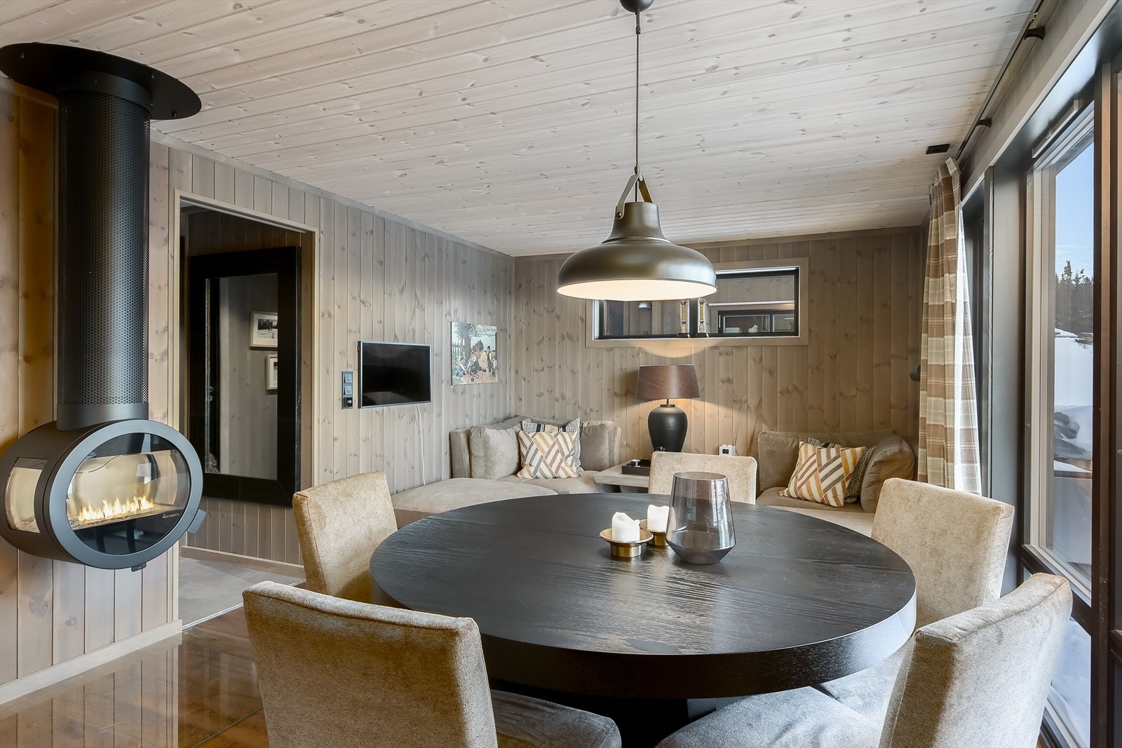 Stue og kjøkken i åpen løsning. Utgang til terrasse. Galleribilde