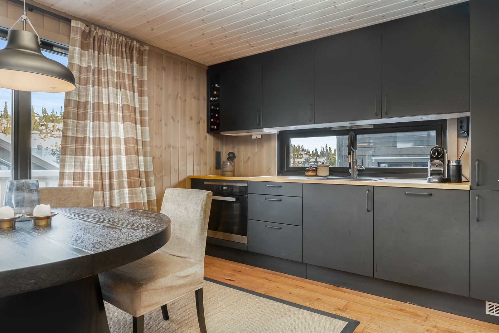 Kjøkken med integrerte hvitevarer. Galleribilde