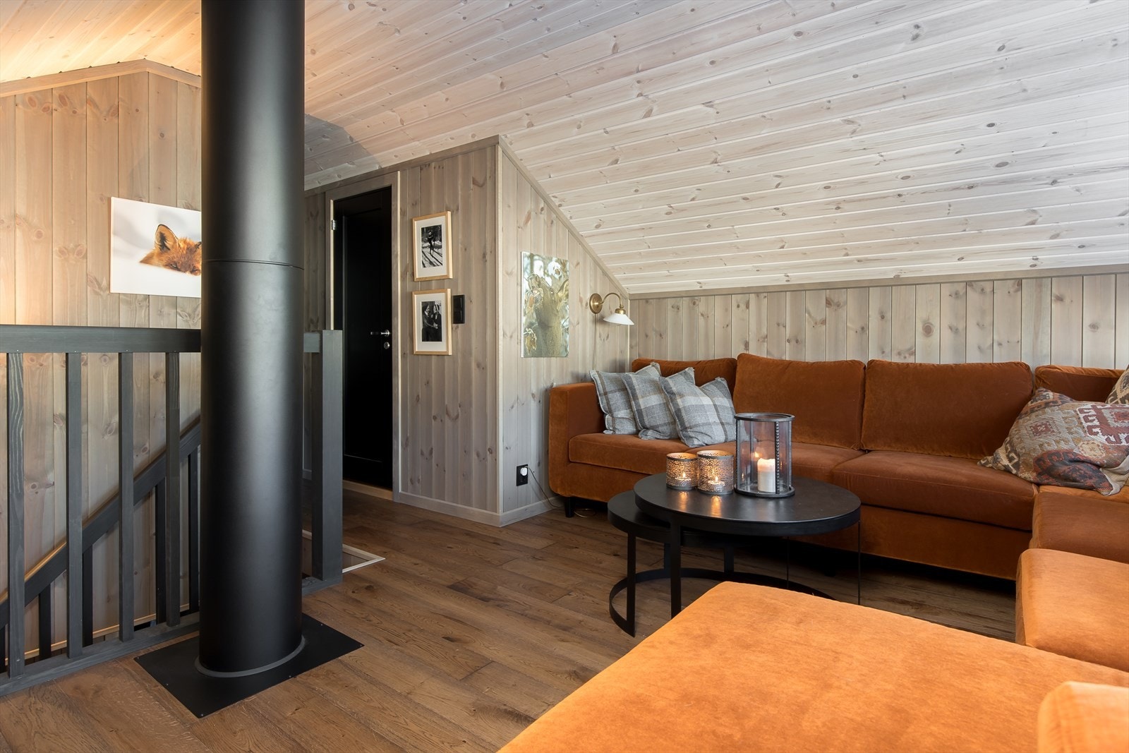 I 2.etg er det loftstue, toalett og 2 soverom. Galleribilde