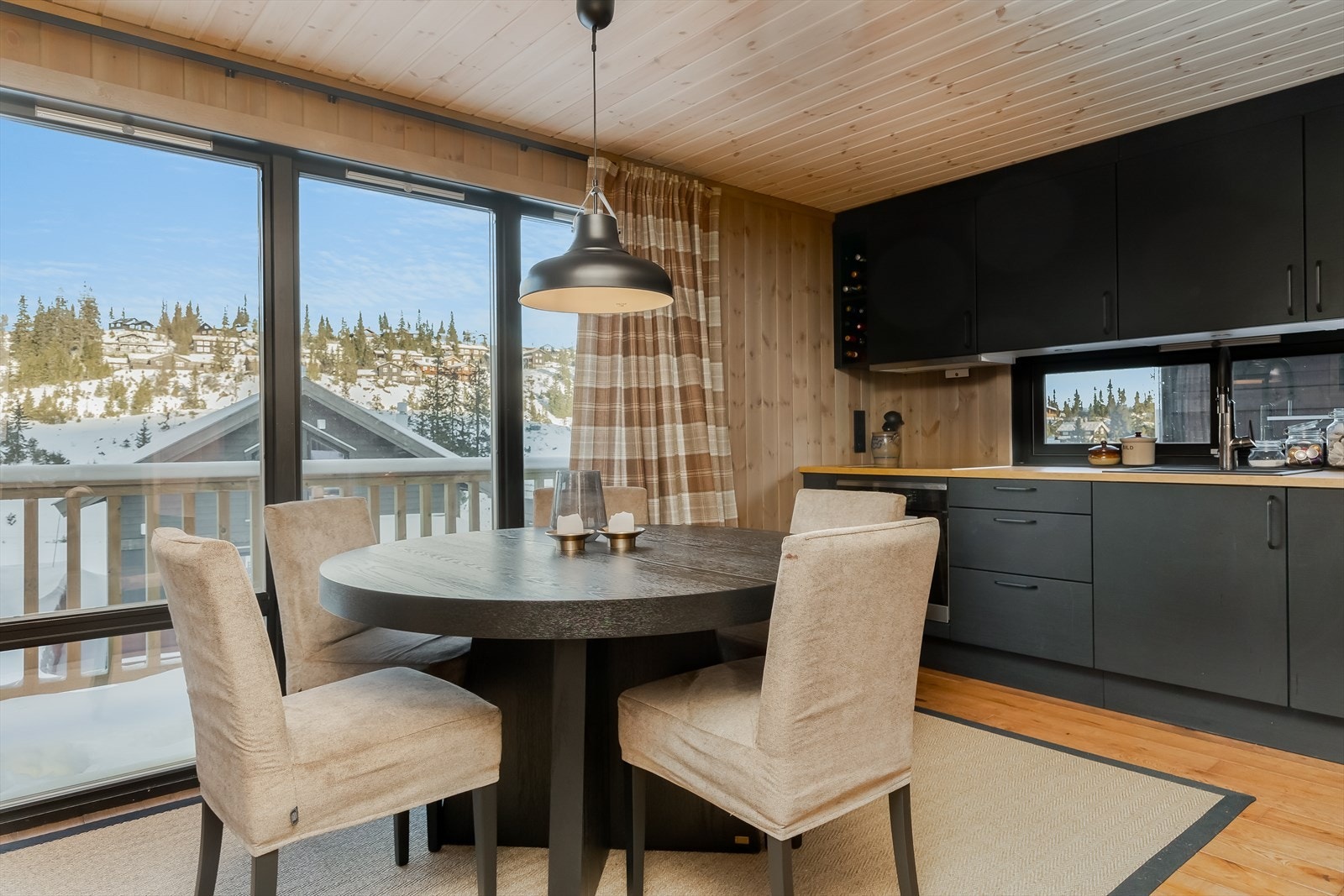 Stue og kjøkken med utgang terrasse. Galleribilde