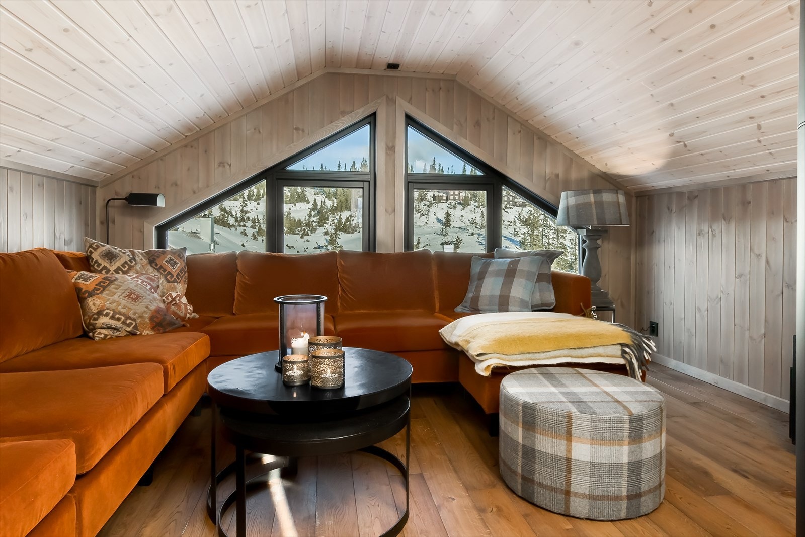 Koselig loftstue med fin utsikt fra vindu. Galleribilde