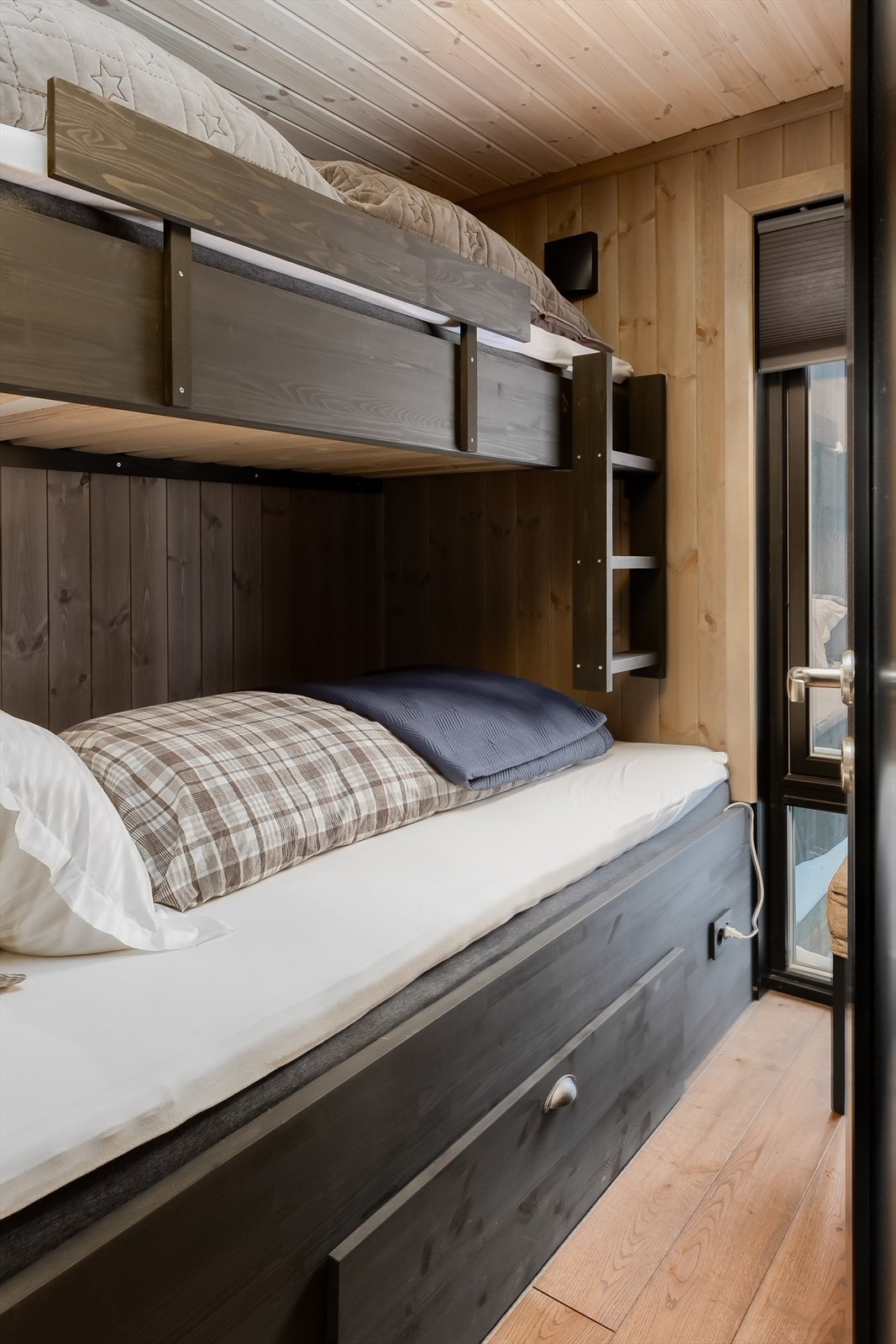 Soverom med plassbygd familiekøye. Galleribilde