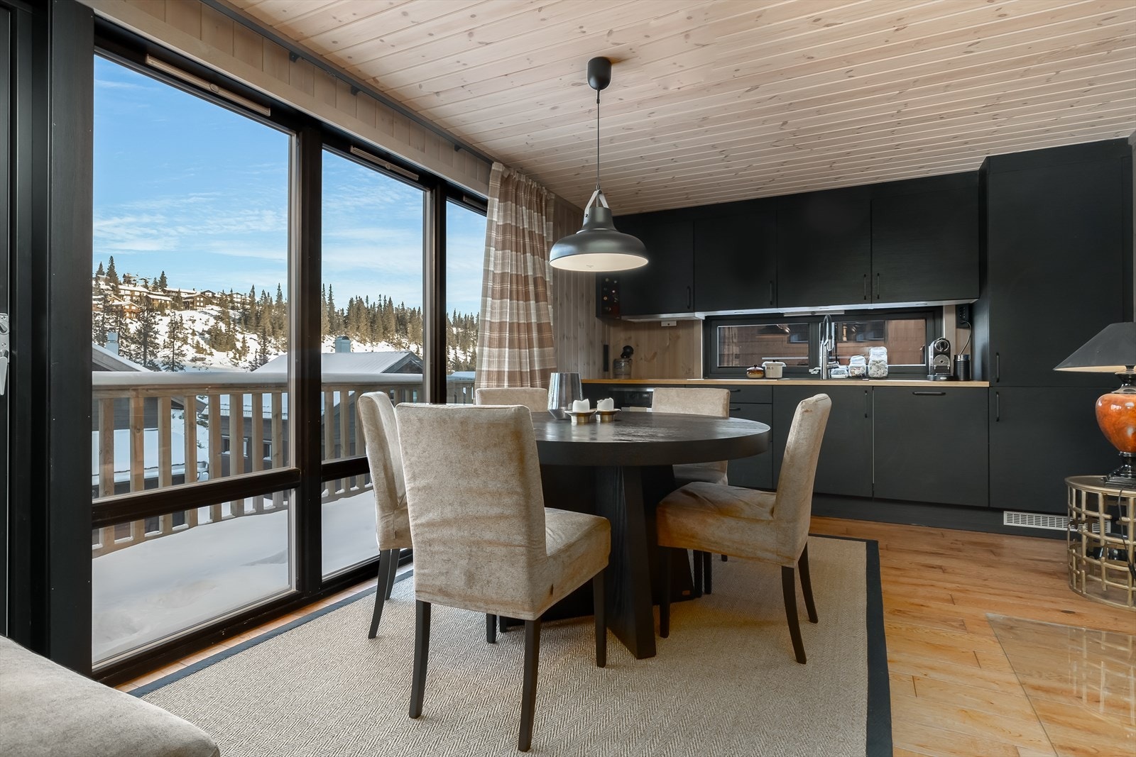 Store vinduer som gir godt med dagslys inn i stue/kjøkken. Galleribilde