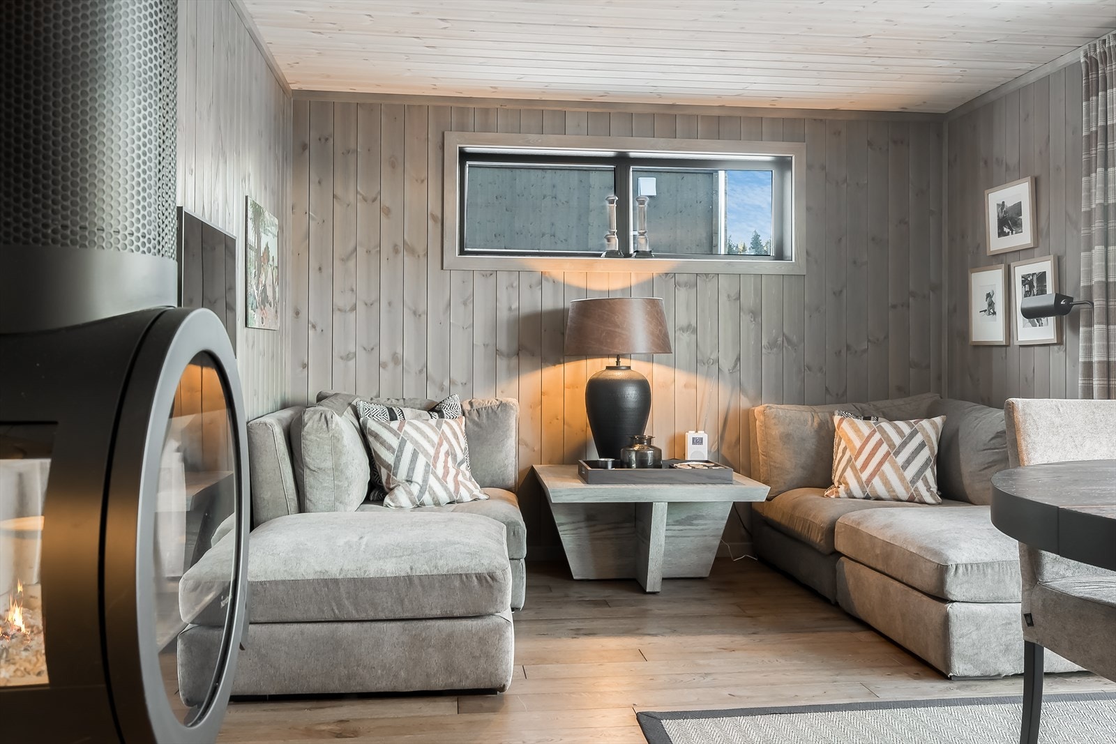 Trivelig stue med moderne vedovn. Galleribilde