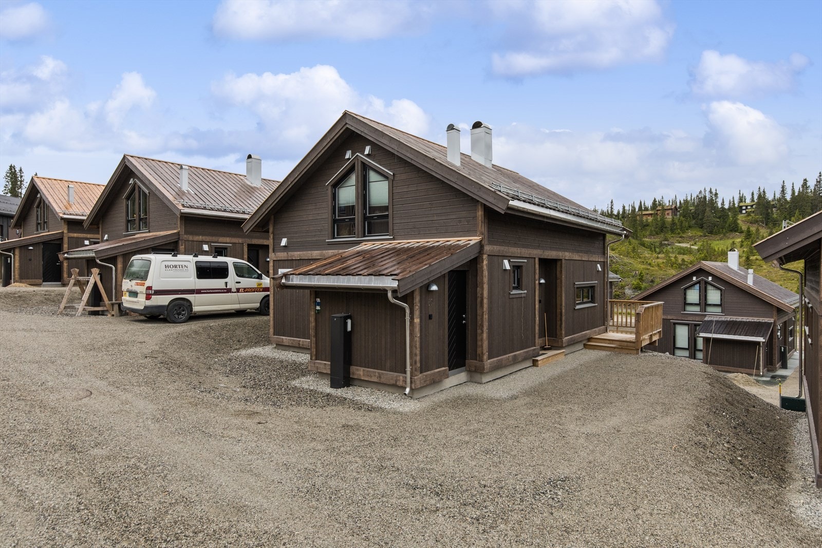 Biloppstillingsplasser ved inngangsparti. Galleribilde