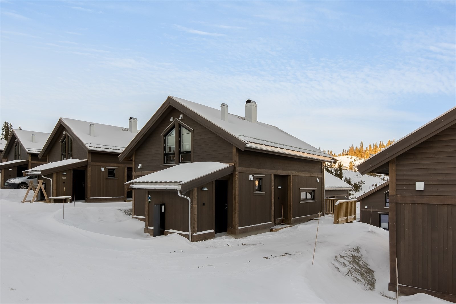 Hytta har biloppstillingsplass rett ved inngangsparti. Galleribilde