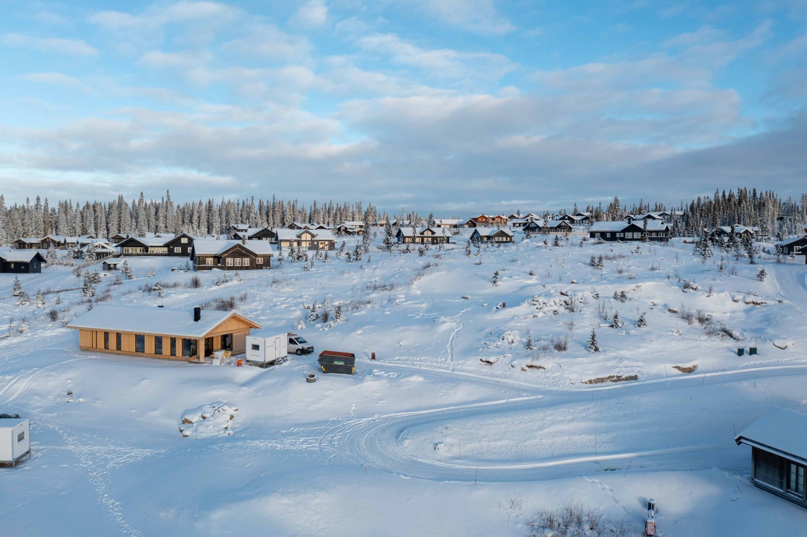 Fra tomteområdet. Her med tomt 1 under bygging.
Se sit.plan Galleribilde