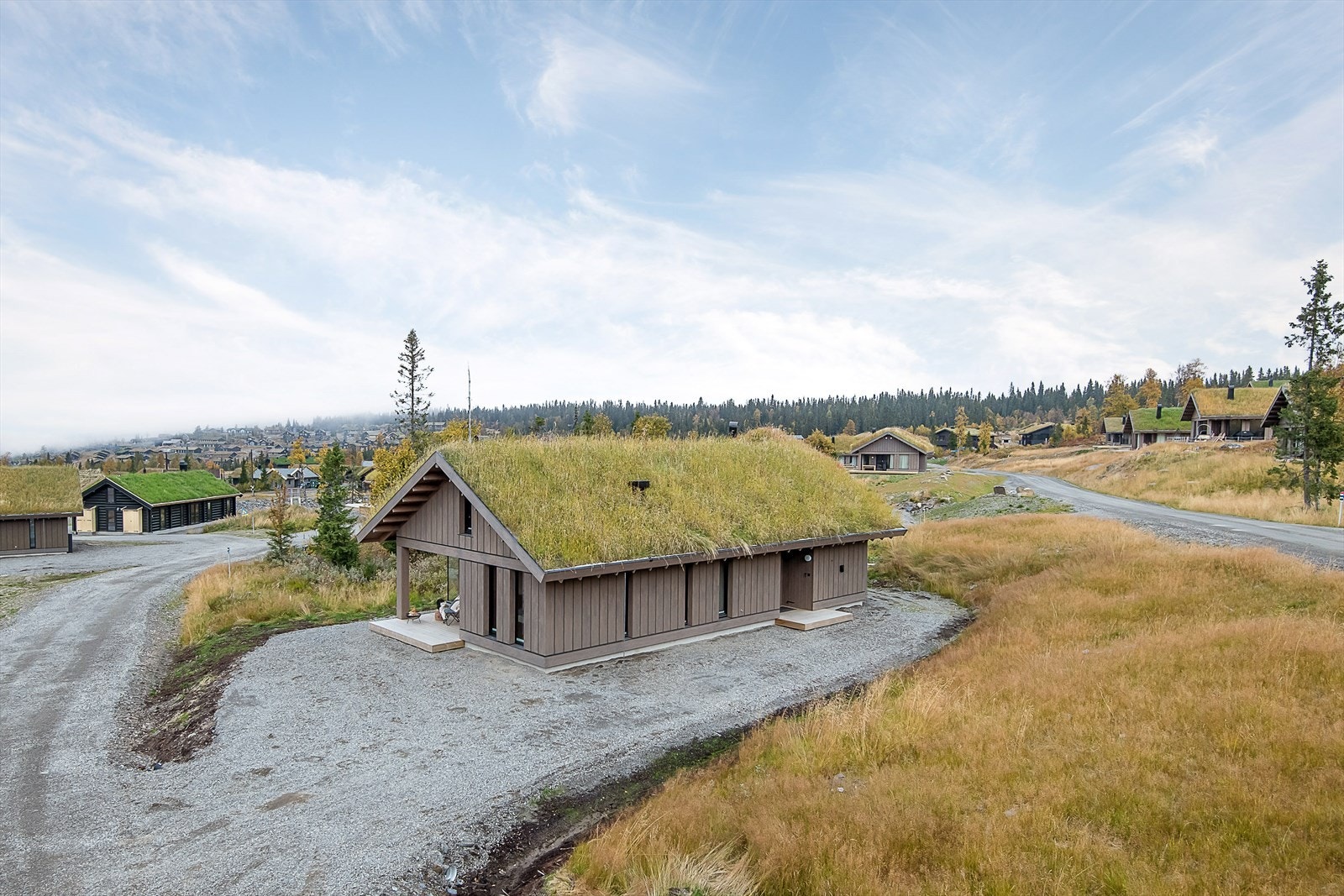 Det er parkeringsmuligheter for flere biler på gårdsplassen. Ved inngangsparti er det montert el-bil lader. Galleribilde