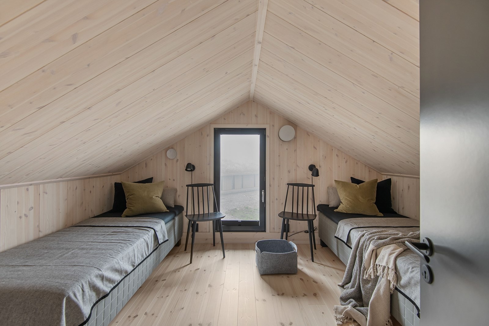 I loftsetasjen er to av rommene innredet med sengeplasser. Rommene har også god plass til oppbevaringsmøbler og lignende. Galleribilde