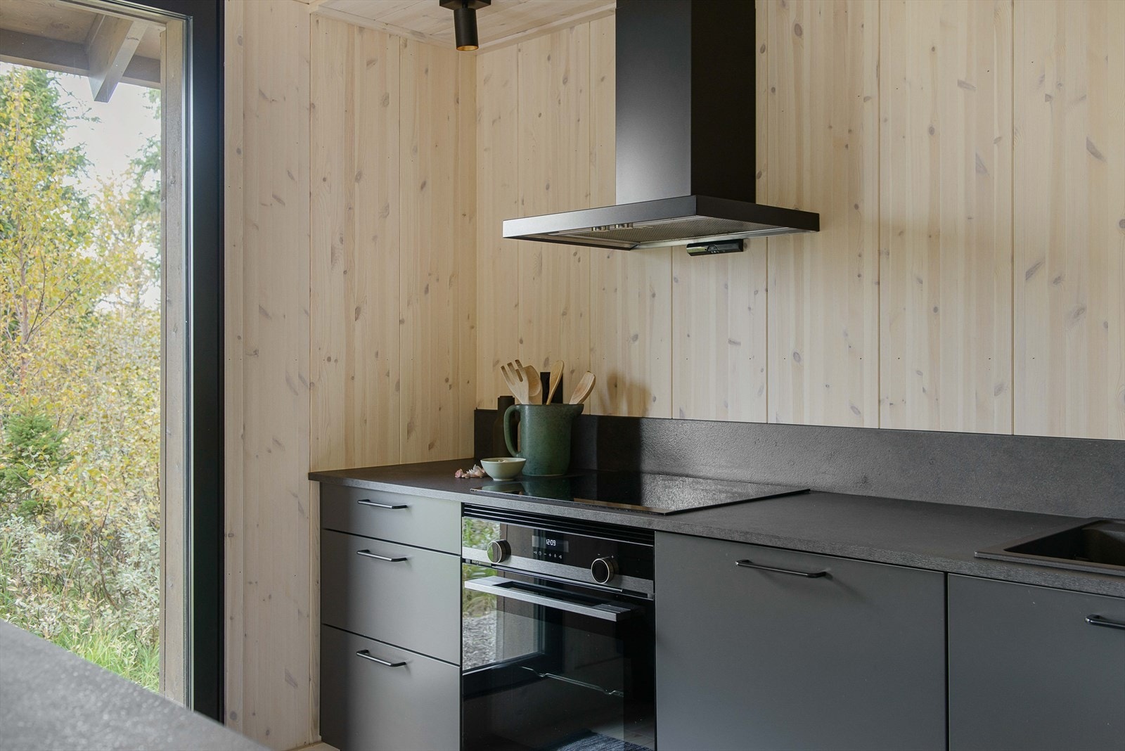 Det er kjøkkenventilator med avtrekk ut, samt komfyrvakt montert. Galleribilde