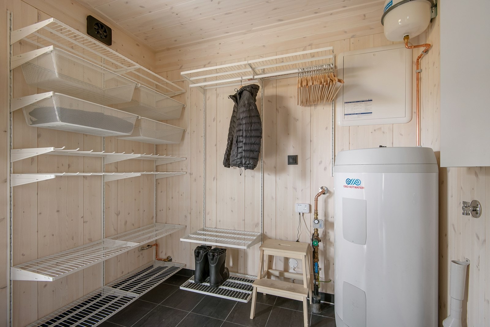 Grovgarderobe er godt utnyttet med plass og opplegg for vaskemaskin. Rommet har selvfølgelig gulvvarme og fungerer perfekt som tørkerom for våte ytterklær og sko. Galleribilde