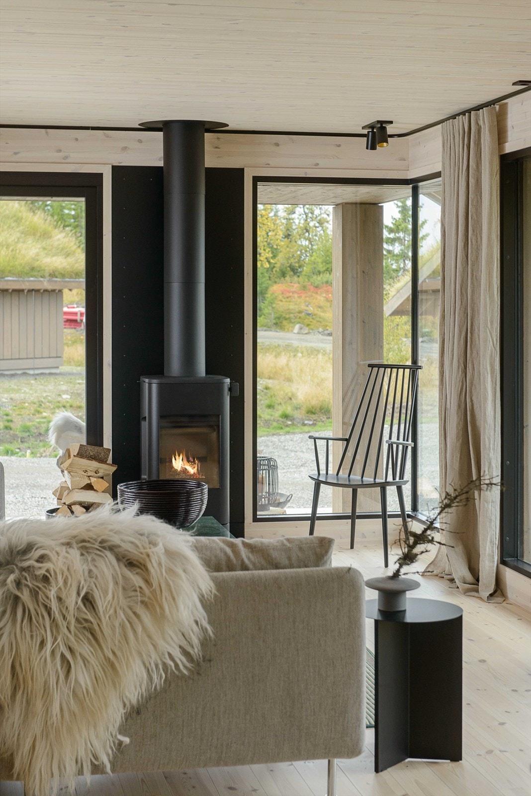 I stuen er det montert peisovn gir som varme og hygge på kjølige dager. Galleribilde