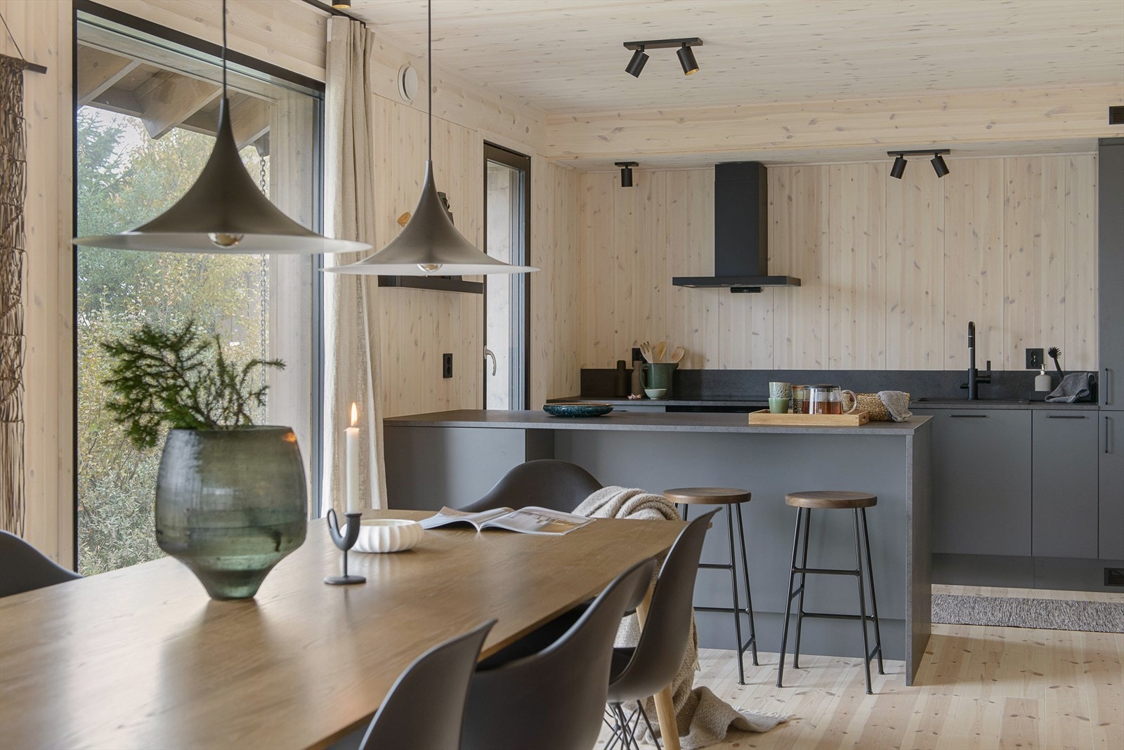 Utstyrt med integrert komfyr, steketopp, oppvaskmaskin og kjøle/fryseskap fra Siemens. Det er kjøkkenventilator med avtrekk ut, samt komfyrvakt. Galleribilde