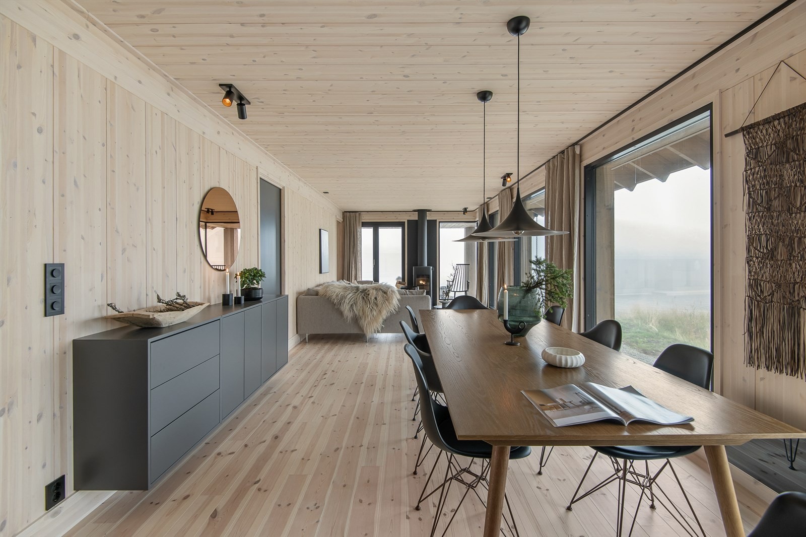 Stuen har i likhet med resten av hytta et lyst og nordisk uttrykk, med rene linjer og sorte detaljer. Galleribilde