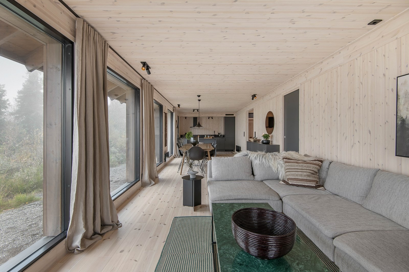 Stuen er enkel å møblere og har god plass til både sofa- og spisegruppe. Galleribilde
