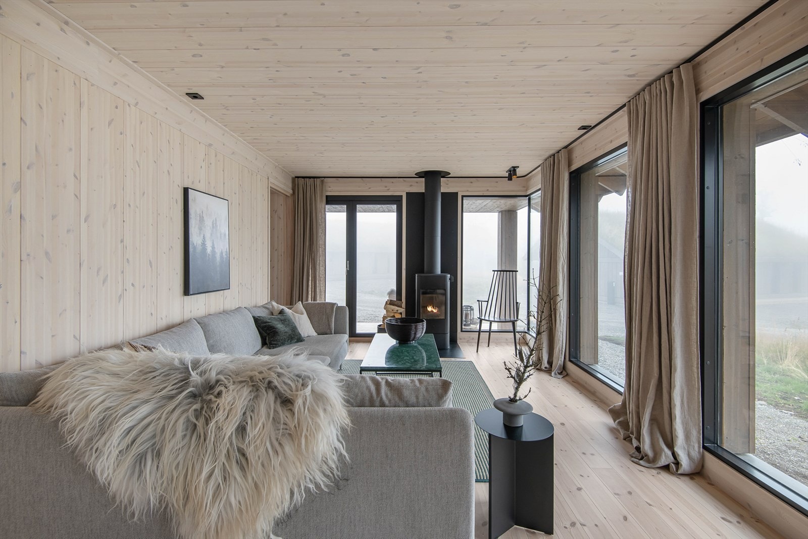 å kjølige dager kan man hygge seg foran vedovnen, som er strategisk plassert i nærheten av sofakroken. Galleribilde