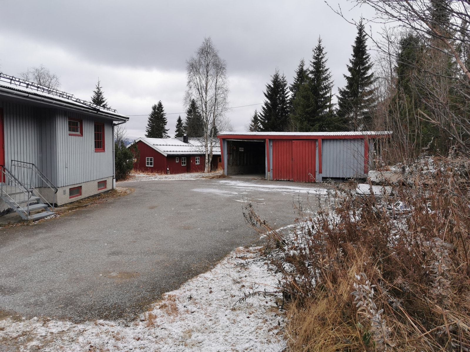 Gårdsplass mot garasje Galleribilde