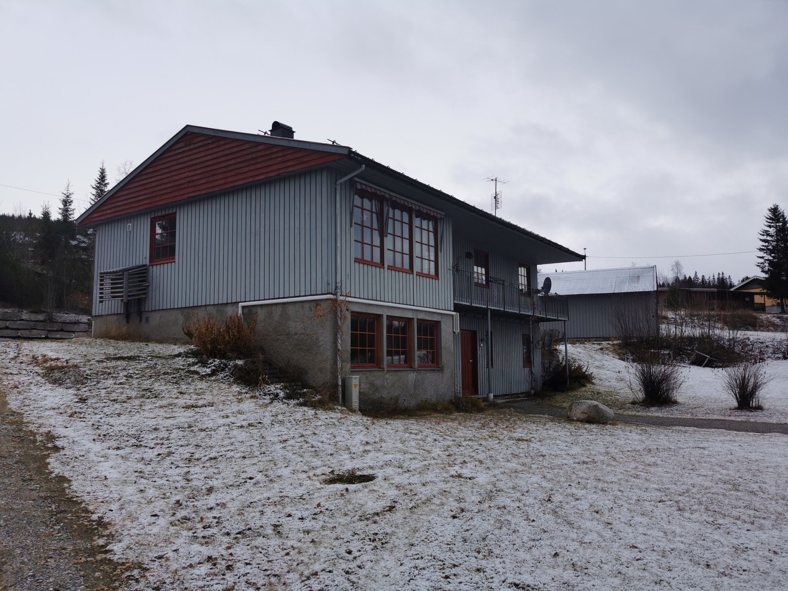 Enebolig med sokkel og utleiemulighet Galleribilde