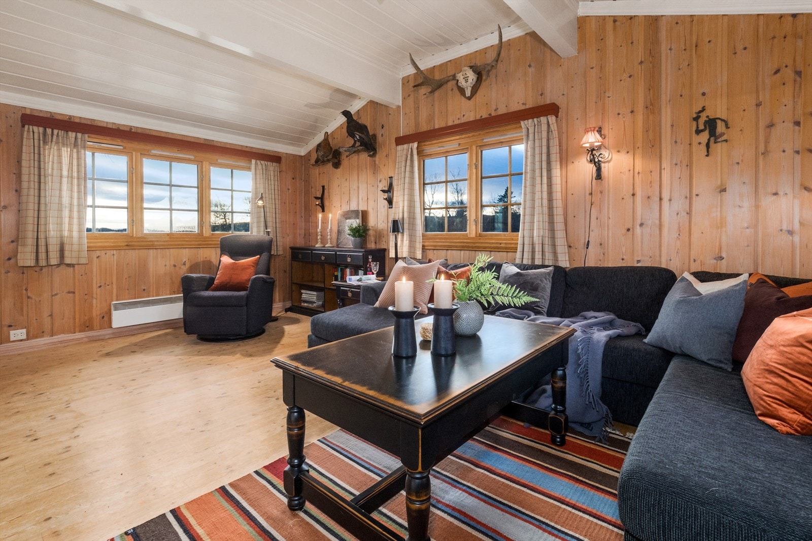 Rommet har god takhøyde, pent tregulv og rikelig med vindusflater. Galleribilde