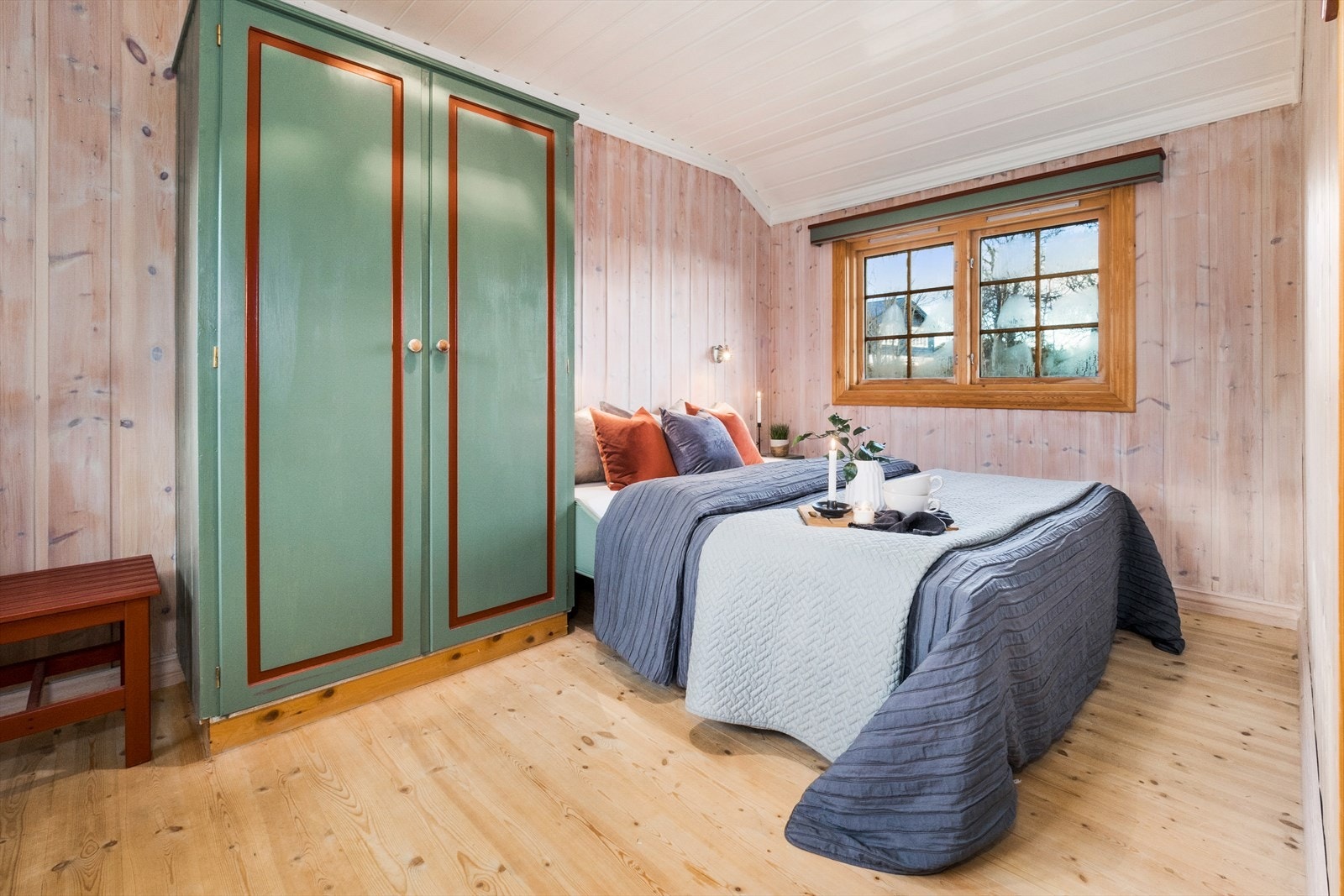 Hovedsoverommet er meget romslig og kan også benyttes som ekstra oppholdsrom om ønskelig. Galleribilde