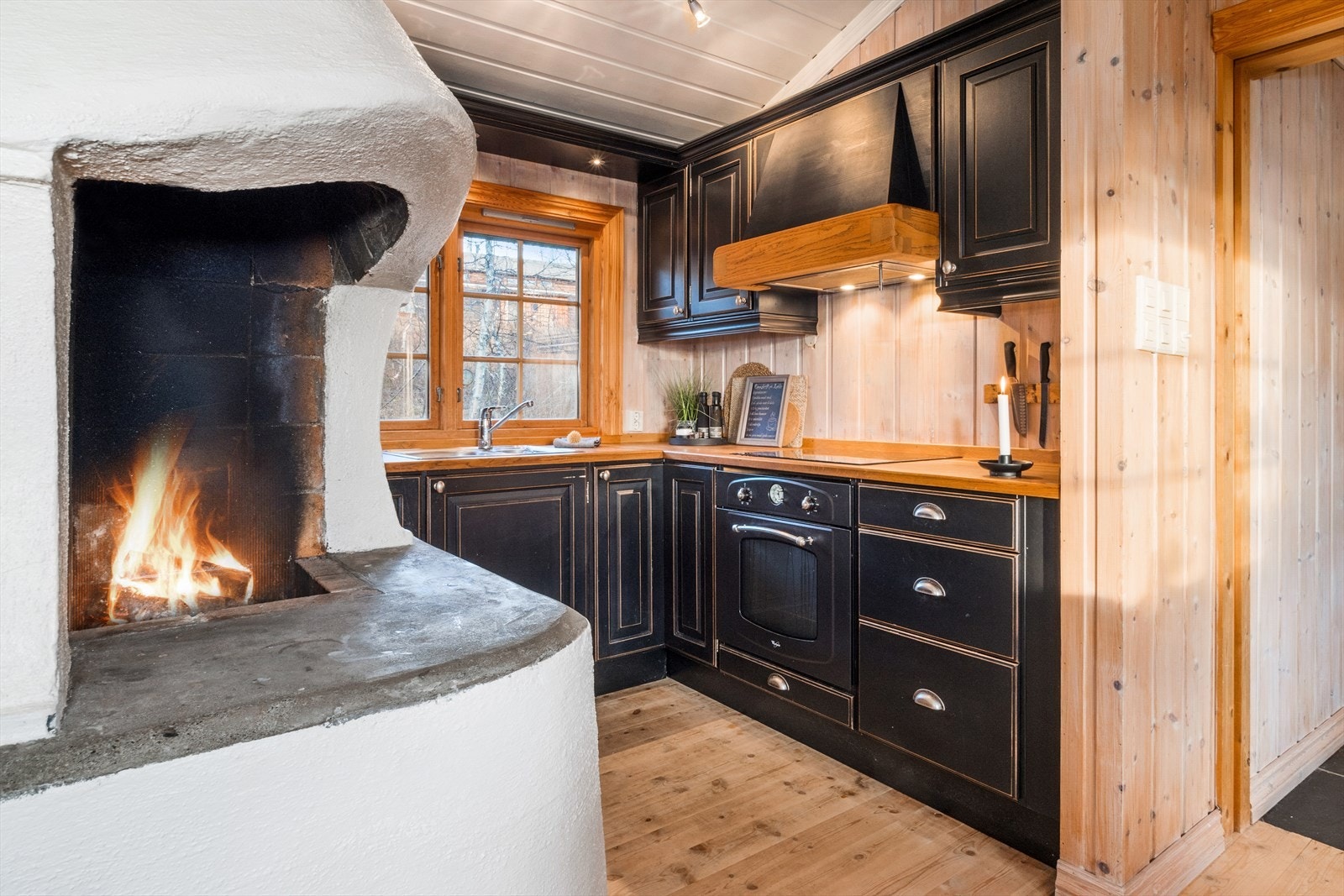 Innholdsrik kjøkkeninnredning fra Kistefos i heltre med mye skap- og benkeplass. Galleribilde