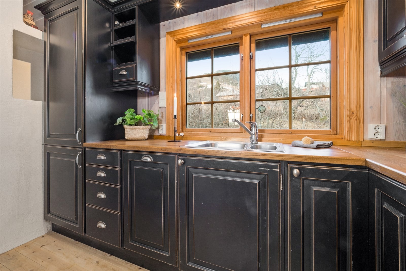 Flott Kistefos kjøkkeninnredning fra 2012 med profilerte, malte fronter og heltre benkeplate. Galleribilde