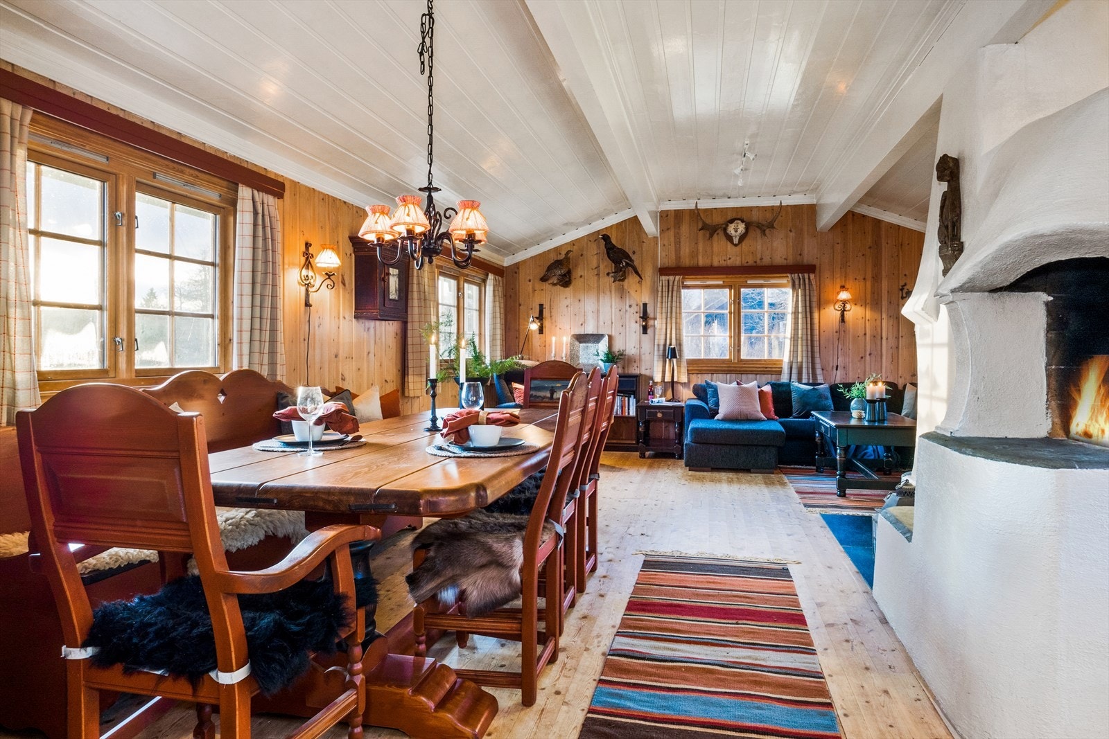 Stuen er romslig og har god plass til både sofagruppe med tilhørende møblement og spisegruppe fra Kistefos. Galleribilde