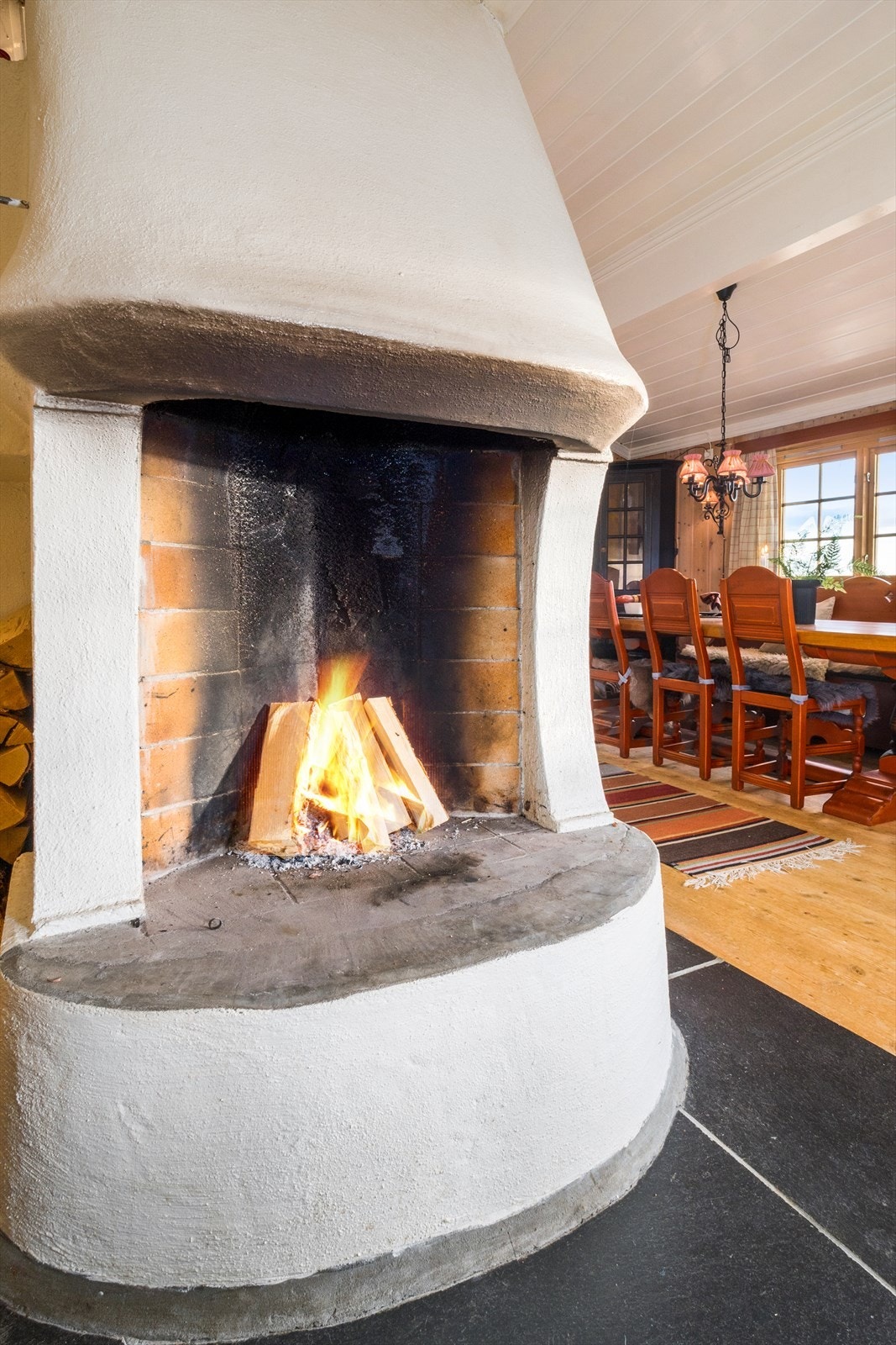 Peisen er strategisk plassert og har to ildsteder: Ett ved sofagruppen og en gruepeis ved spisegruppe/kjøkken. Galleribilde