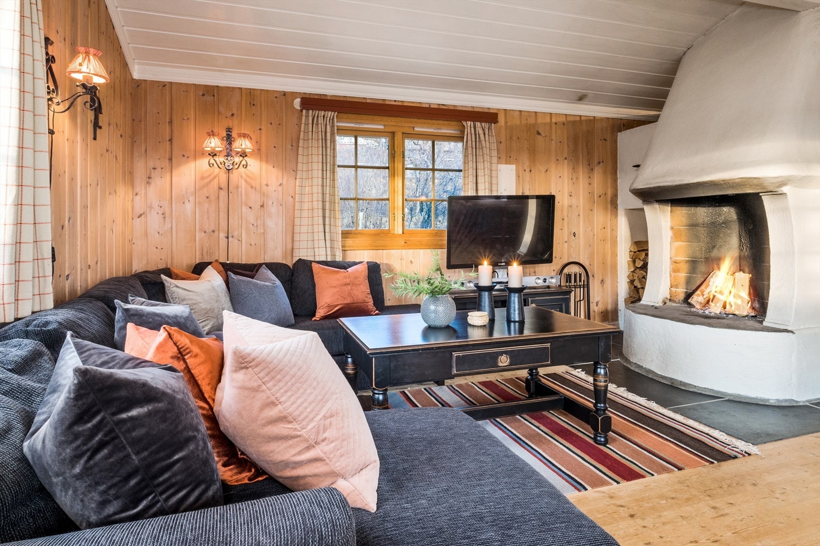 Hytta har ildsted i stue og gruepeis på kjøkken som legger til rette for kos og hygge. Galleribilde