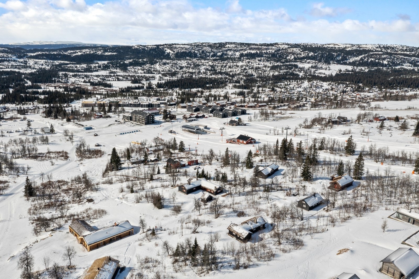 Fra eiendommen har man nydelig utsikt mot omkringliggende naturlandskap. Galleribilde