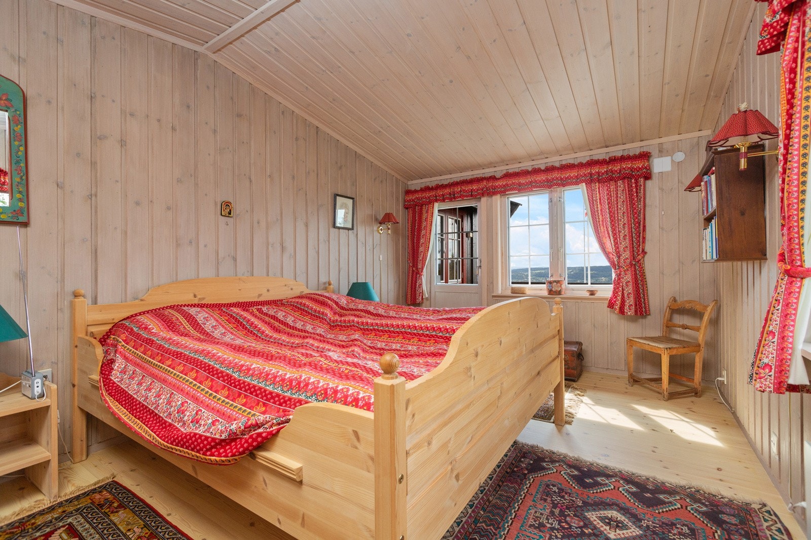 Det er tre gode soverom i hytta. To av rommene er innredet med dobbeltseng og det tredje har to separate enkeltsenger Galleribilde