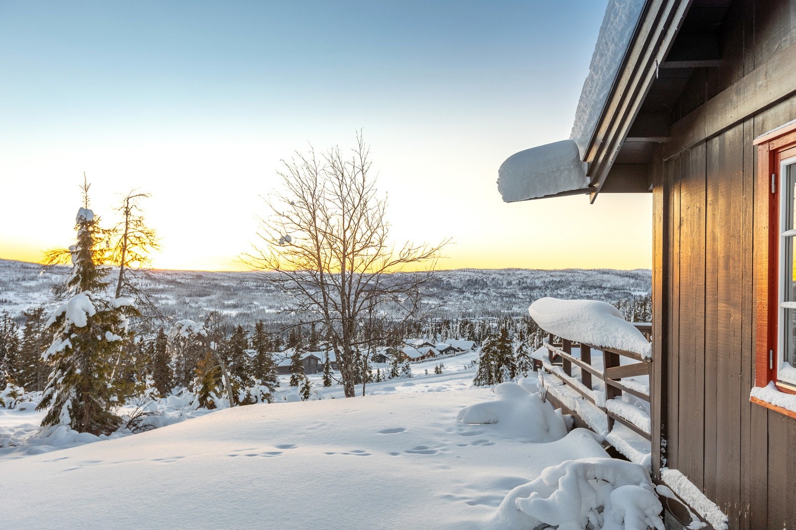 Tomten ligger i vestvendt terreng med meget gode sol- og utsiktsforhold, samt variert turterreng for all slags vær. Galleribilde