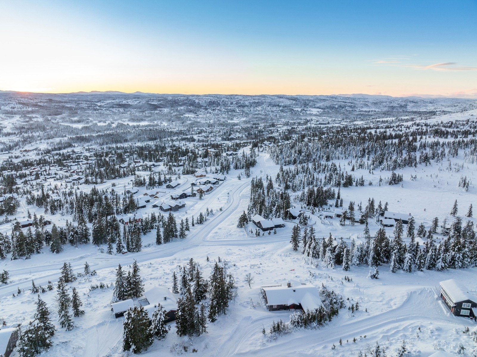 Hytta har en svært attraktiv beliggenhet på Sør-Skei hyttefelt, ca 850 m.o.h. Fra hytta har man flott utsikt mot blant annet Skeikampen, Austlid og omkringliggende områder. Galleribilde